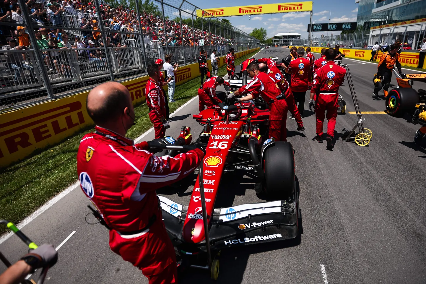 Charles Leclerci Ferrari vormel Montrealis Kanada GP stardirivis.