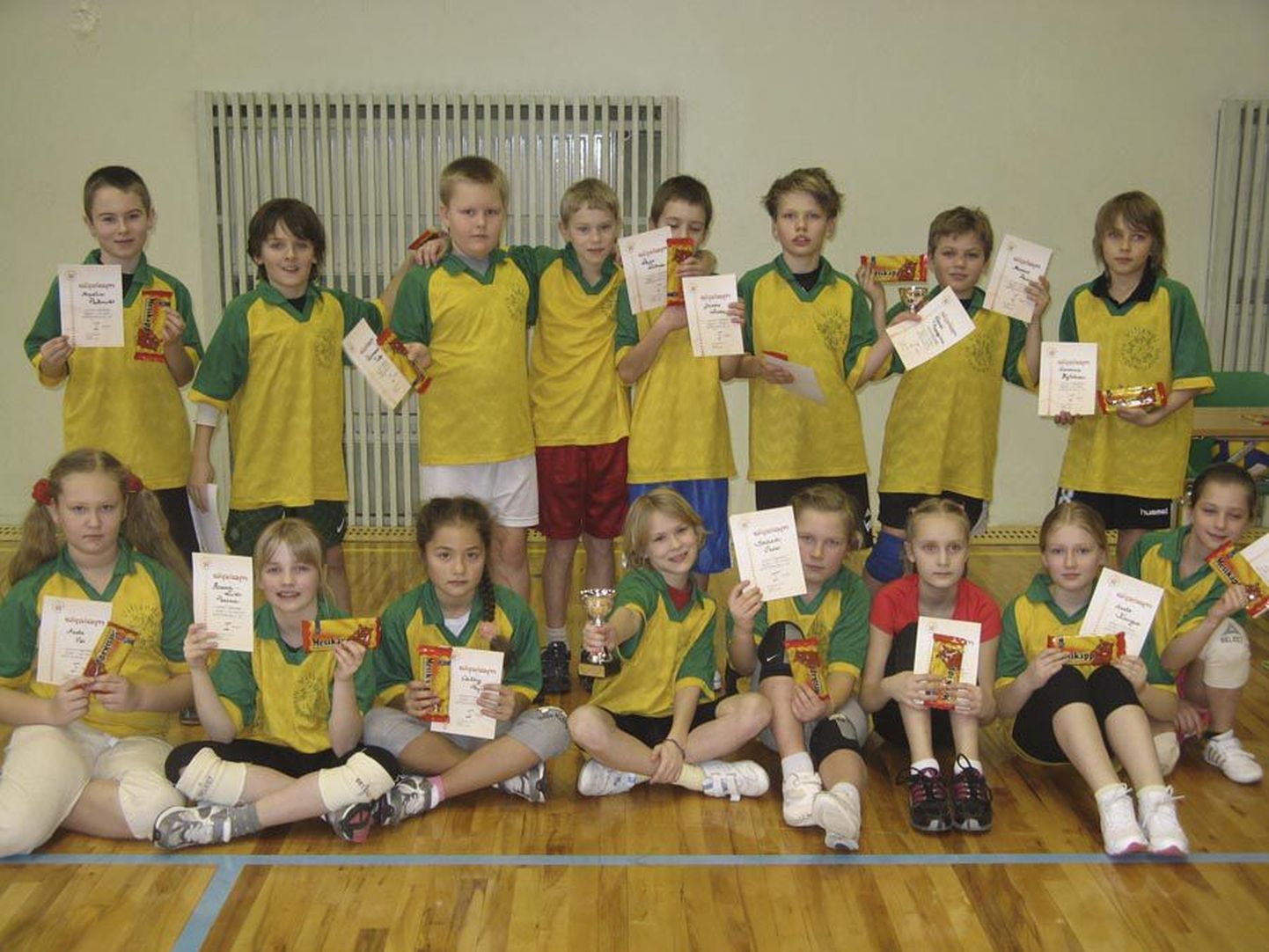 Viljandi maagümnaasiumi poisid ja tüdrukud võitsid koolidevahelise rahvastepalliturniiri.