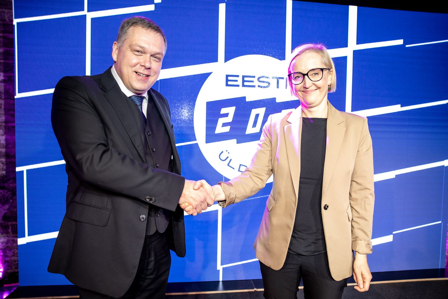 Eesti 200 uus juht Lauri Hussar ja senine esimees Kristina Kallas.