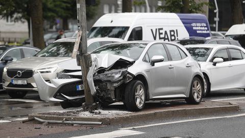 FOTOD ⟩ Superministeeriumi juures sõitis autojuht vastu posti