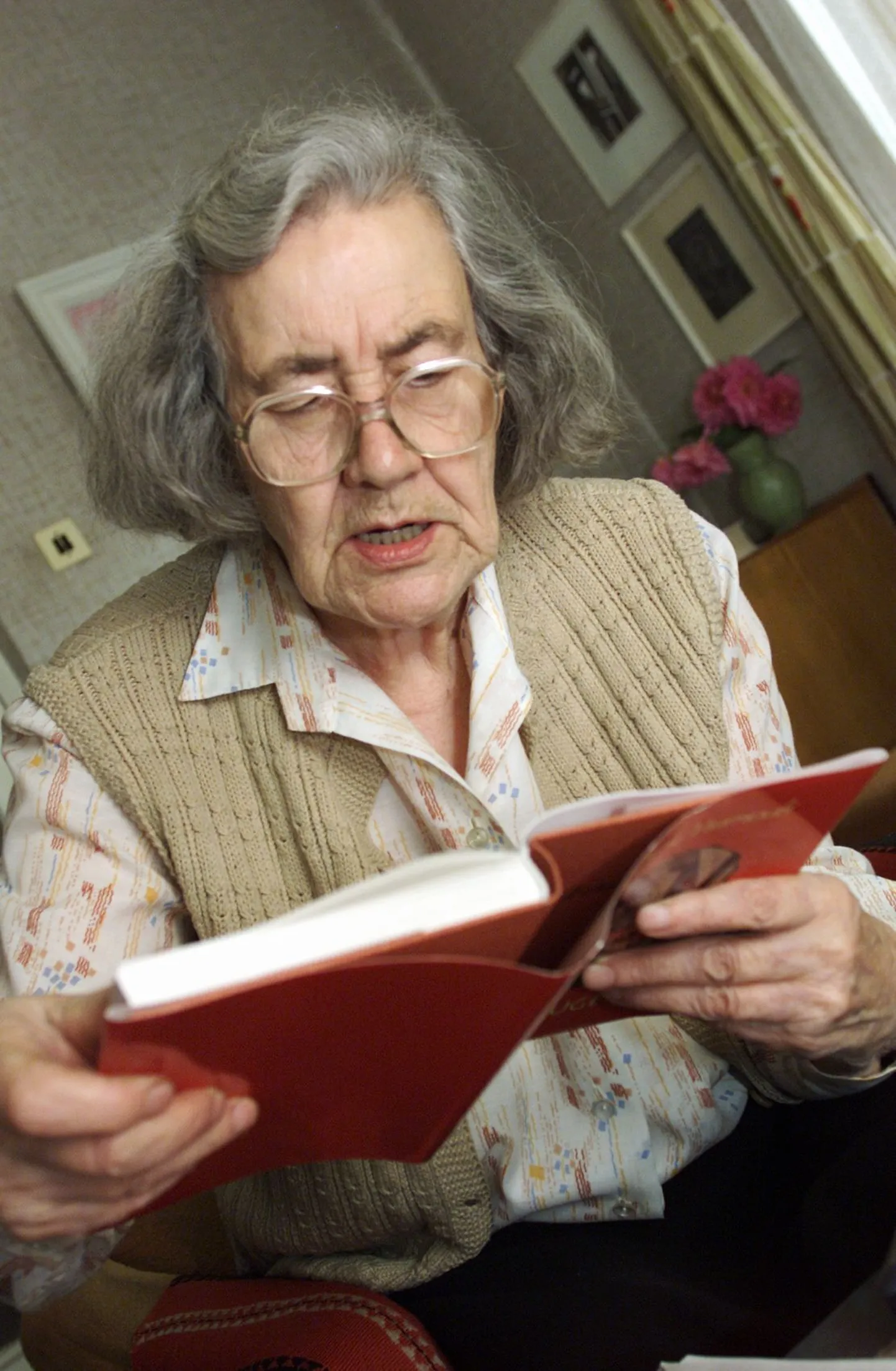 Poetess Debora Vaarandi oma 85. sünnipäeval.
