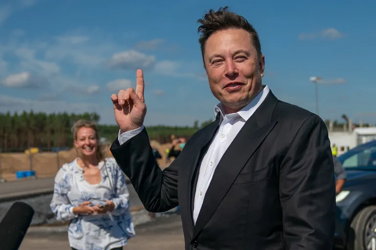 Elon Musk 3. septembril 2020 Saksamaal Berliini lähedal Güneheides Tesla tehase ehituskohas
