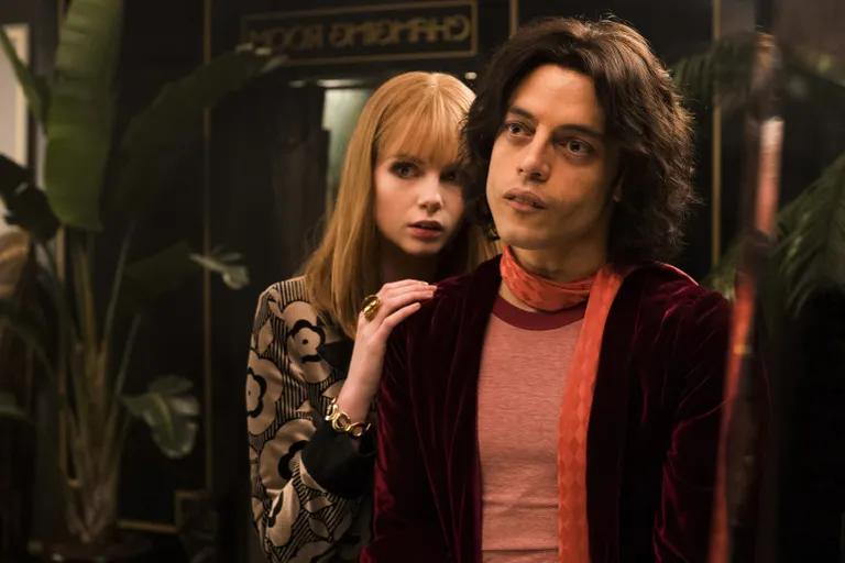 Lucy Boynton & Rami Malek filmis «Bohemian Rhapsody» (2018)