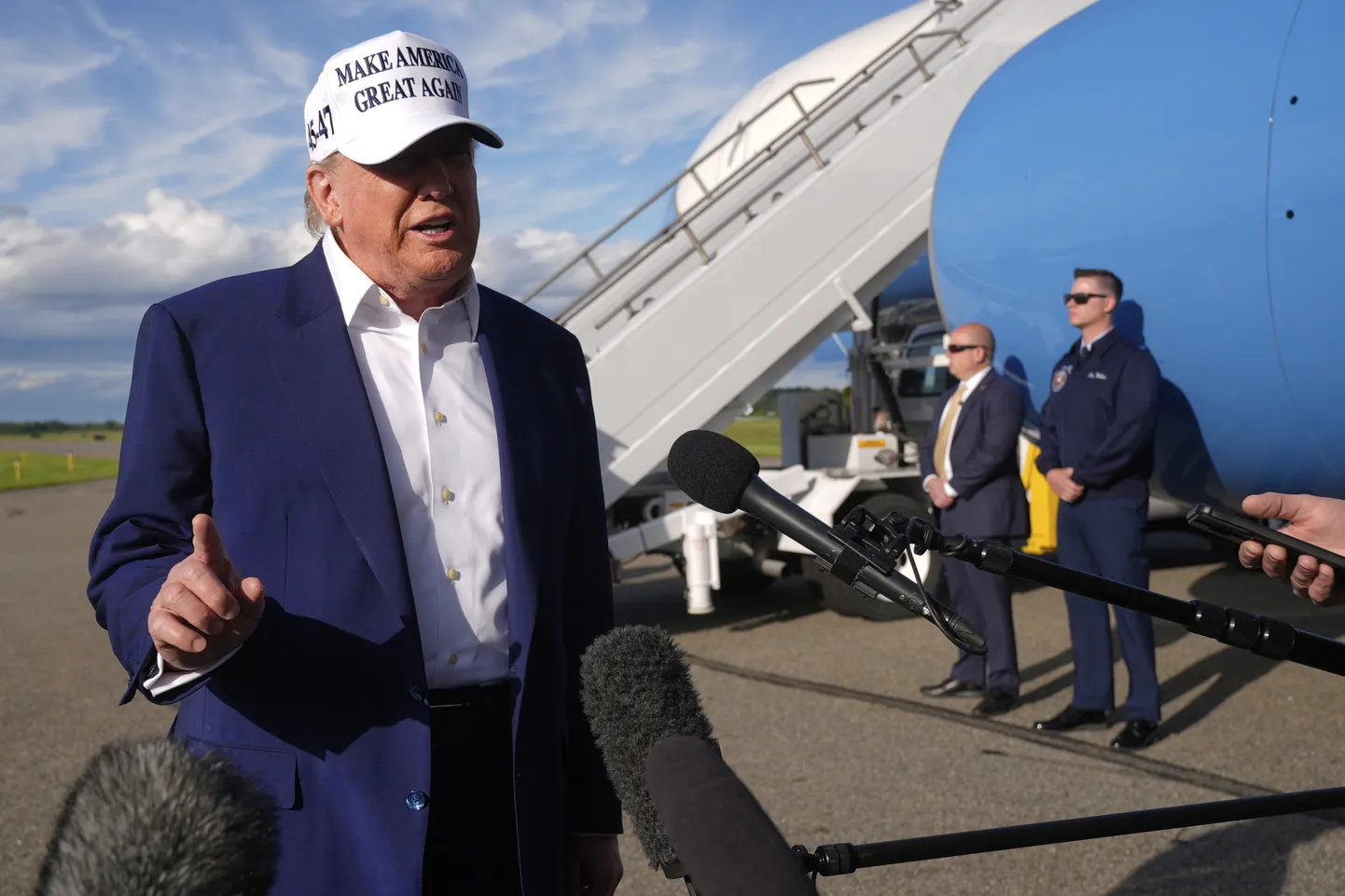 USA president Donald Trump 25. mail Morristowni lennujaamas ajakirjanikega suhtlemas.