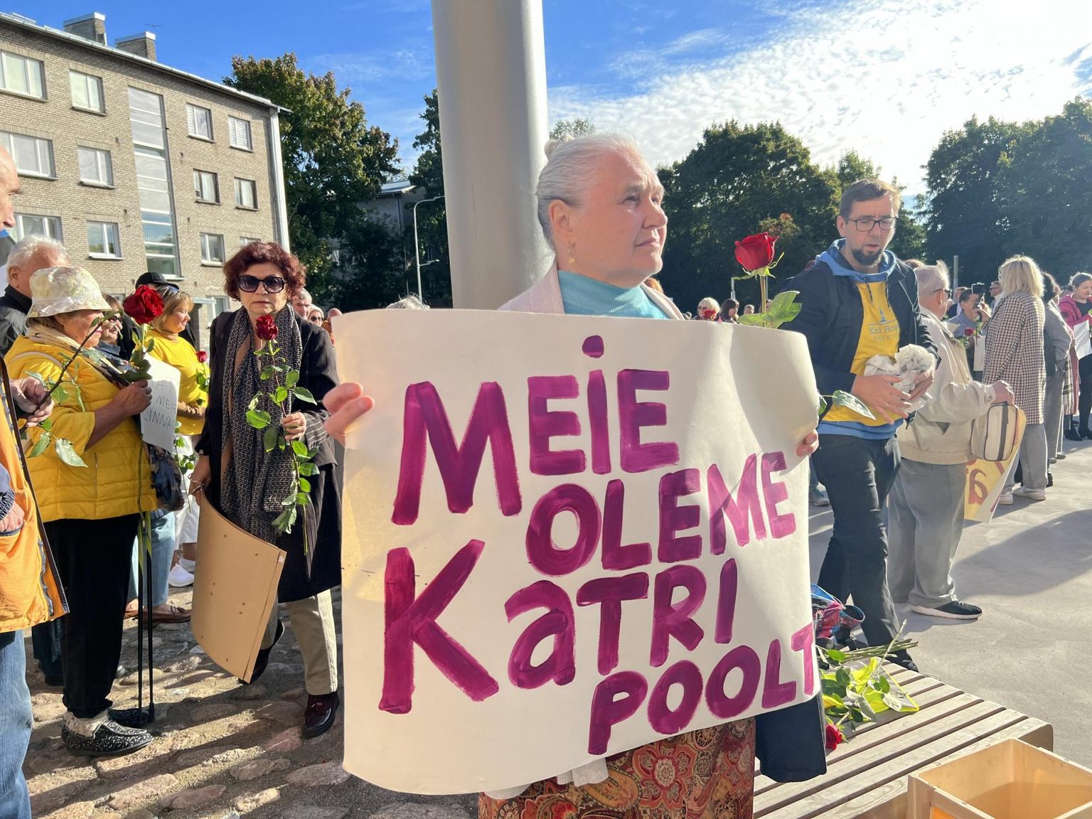 Nii suure rahvahulga avalikku tuge linnapeale nagu avaldasid poolehoidjad Narvas Katri Raigile, pole sealmail ammu nähtud. Kui üldse.