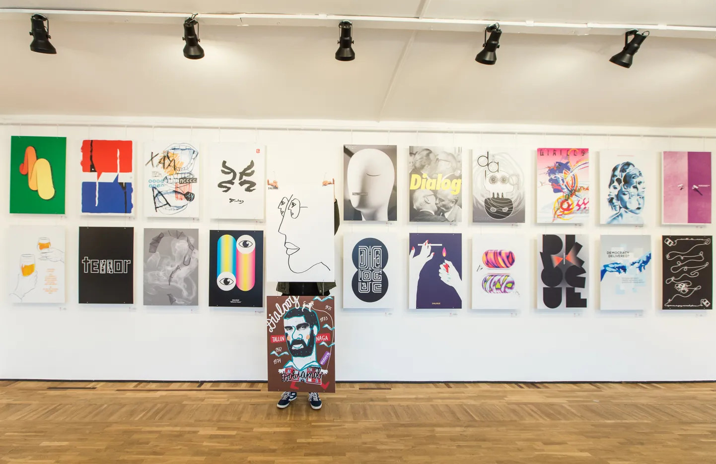 В галерее Йыхвиской художественной школы с 7 марта по 5 апреля 82 плаката дискутируют на тему диалога - его возможности и вариаций.
