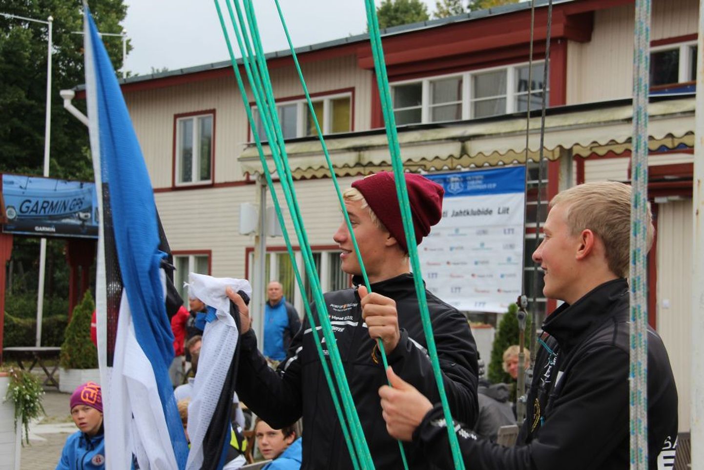 Juuso ja Henri Roihu regati avamisel lippu heiskamas