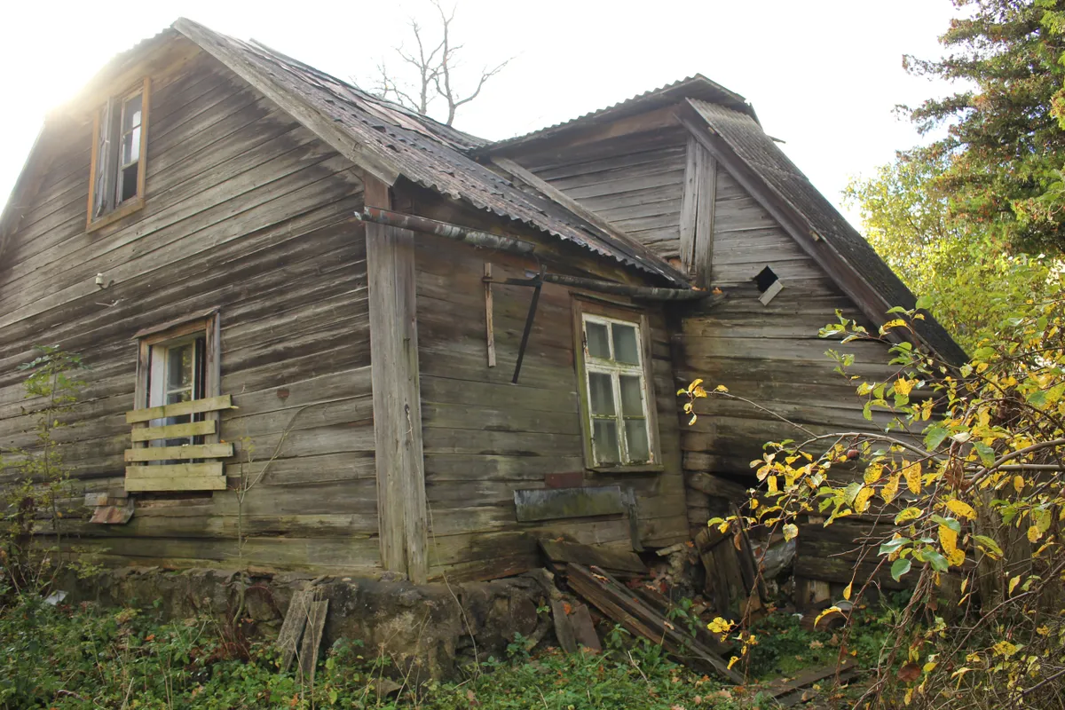 Ohtlikult lagunenud maja Valgas.