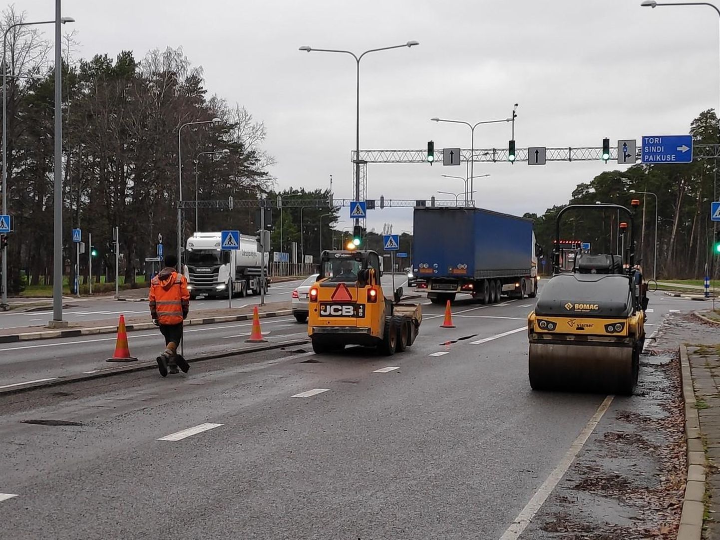 Pärnus Riia ja Paide maantee ristmikul parandatakse selle nädala alguses teekatet.
