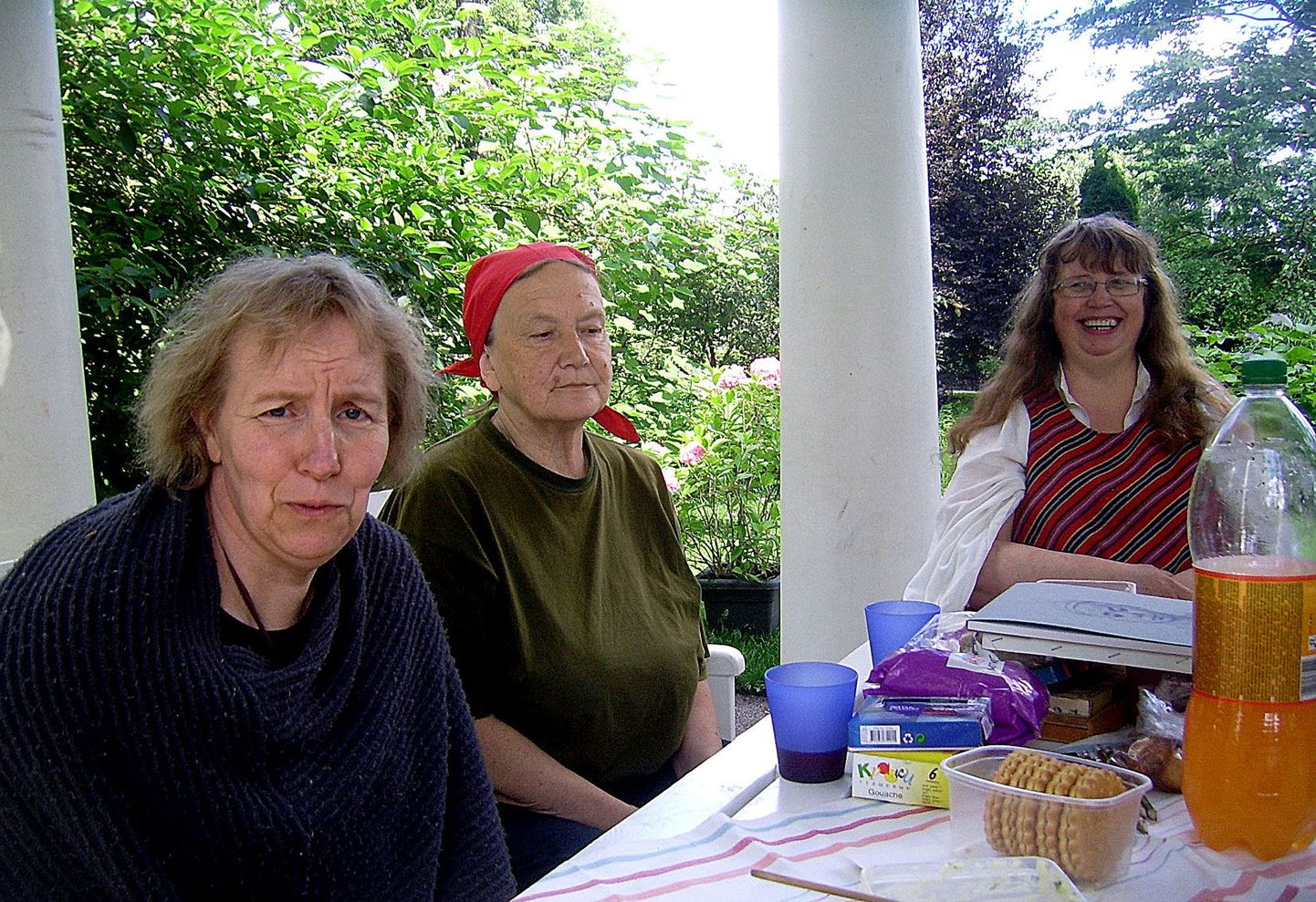 Suvine fotomälestus Tartumaa Puuetega Naiste Ühenduse kokkusaamiselt botaanikaaias, kus peeti piknik ning õpetaja Tiina Kuusi juhendamisel joonistas igaüks pildi. Sellele fotole on jäänud (vasakult) Piret Kivilo, Marje Aavoja ja Marju Reismaa.