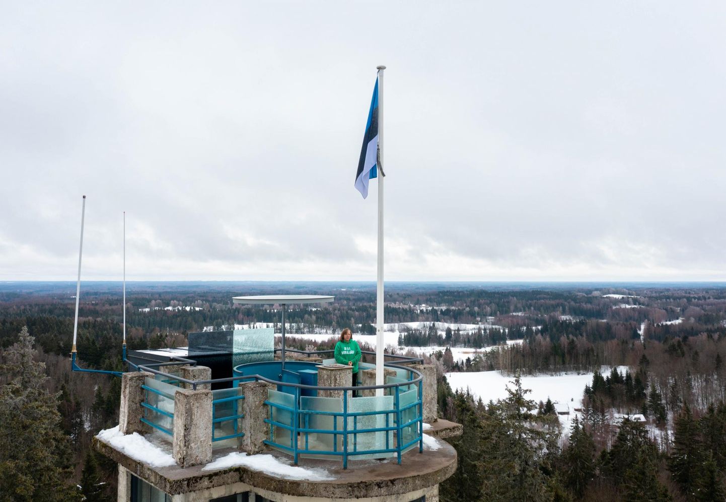 Suure Munamäe vaatetorn Haanjas, kus asub kõige kõrgemal lehviv Eesti rahvuslipp ja kus juba pikka aega töötab tornivahina Ene Aedmaa.