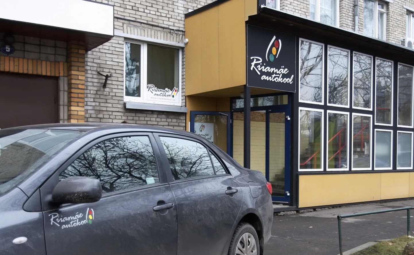 Riiamäe autokooli omanik Kalev Lood nimetas firma ümber Florino autokooliks, endiselt Riiamäe autokooli nime kandval kodulehel palub Lood aga klientidel raha koolituse eest kanda oma uue ettevõtte Capitellum OÜ arvele.