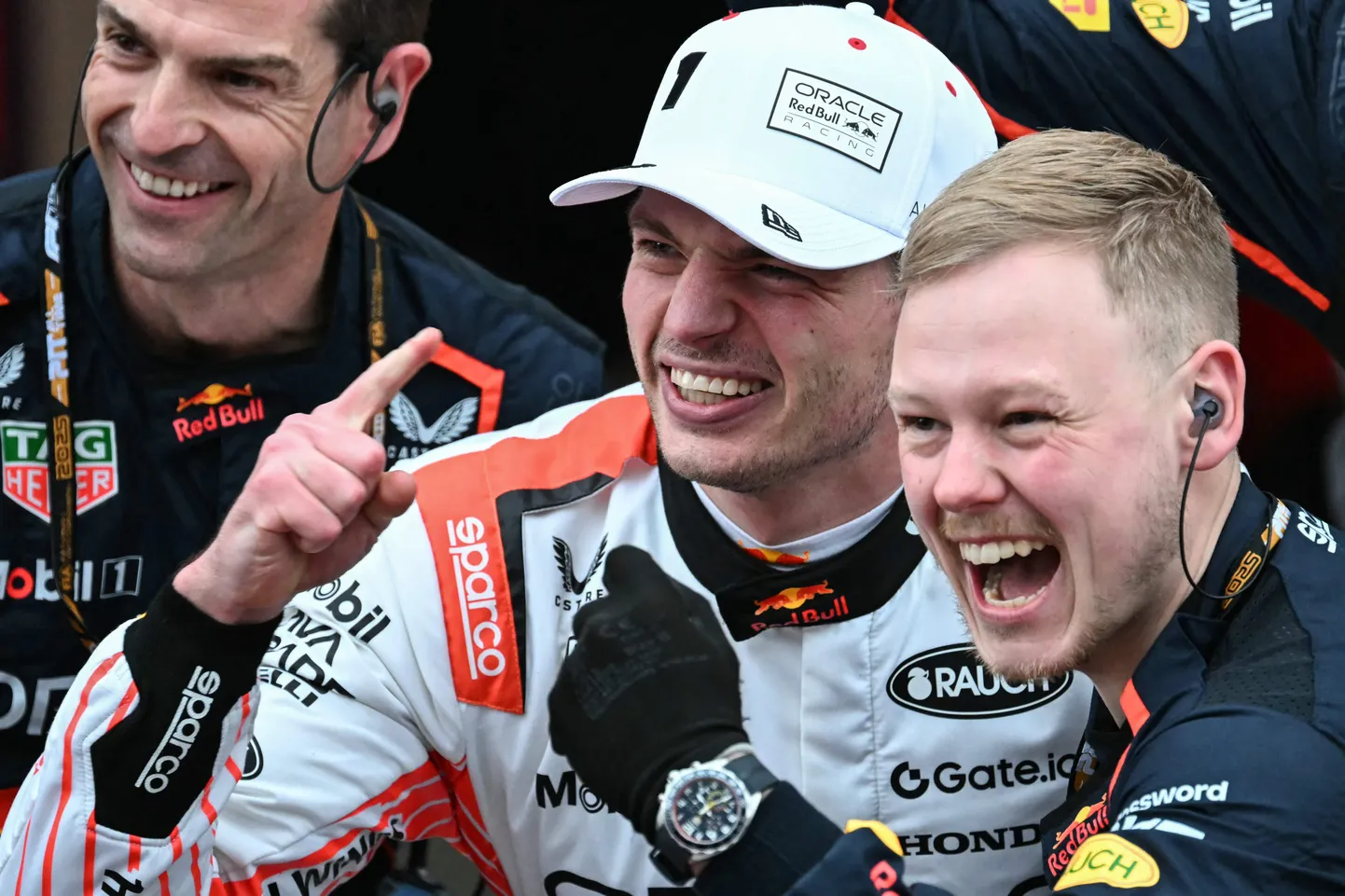 Red Bull Racing holandiešu braucējs Maks Versstappen (C) svin ar savu komandu pēc uzvaras Formulu 1 Japānas Lielajā sacīkstē Suzukas trases, Suzukas pilsētā, Mie prefektūrā, Japānā, 2025. gada 6. aprīlī.