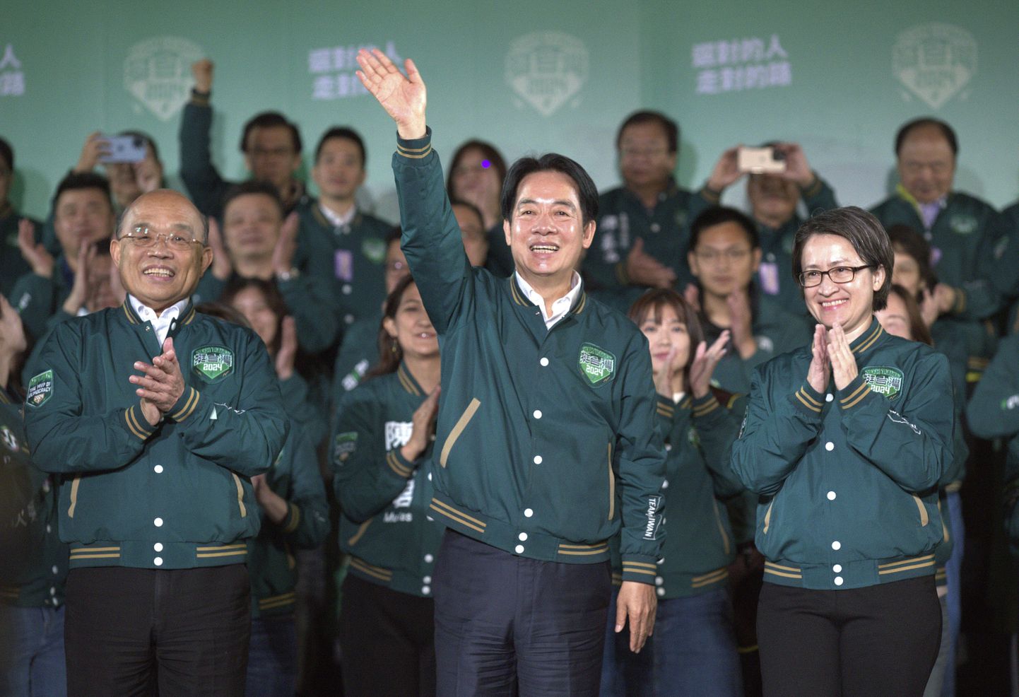 Lai Ching-te (keskel) oli Taiwani valimistel võidukas.