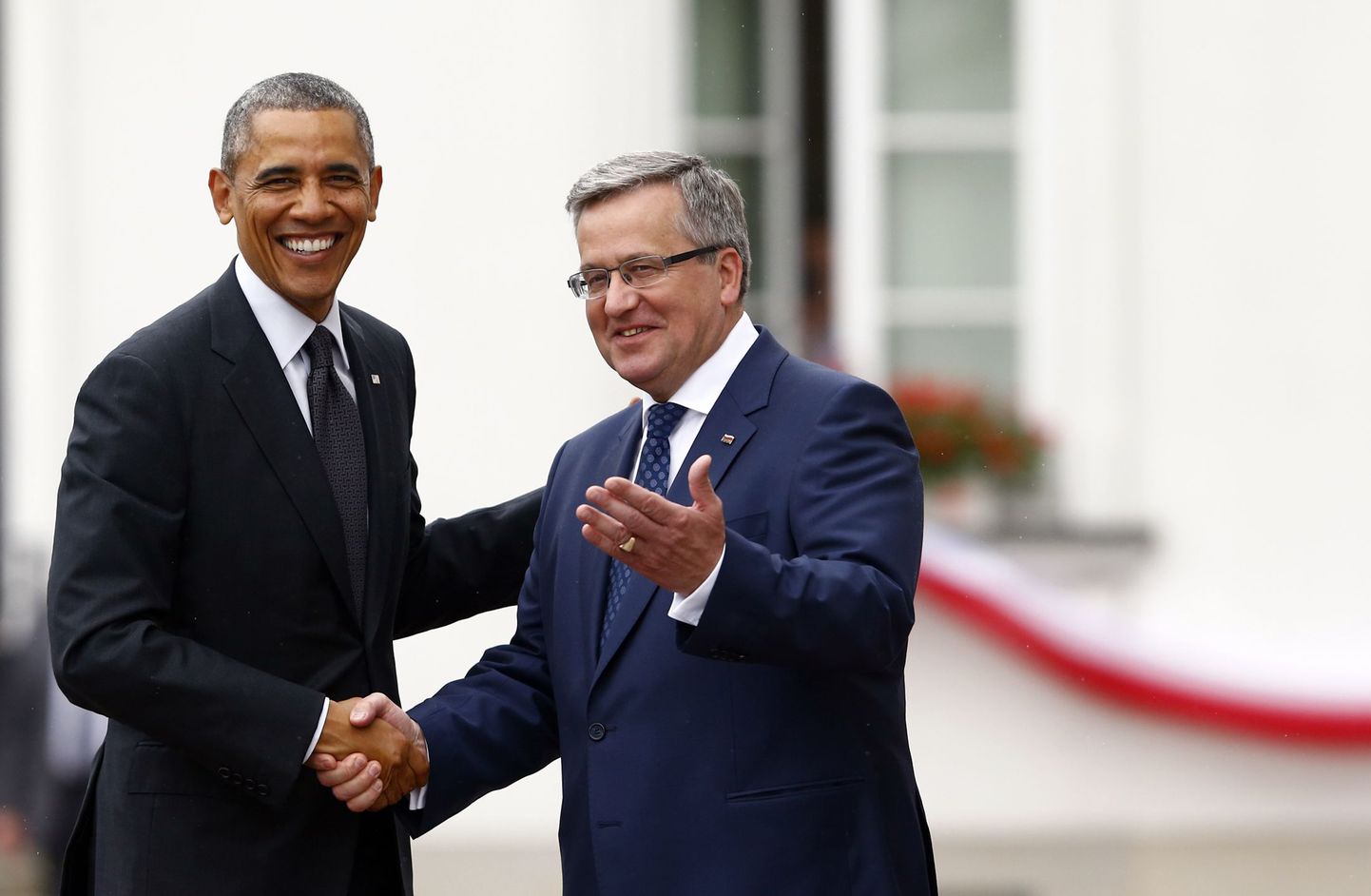 Poola president Bronisław Komorowski täna USA riigipead Barack Obamat Varssavis tervitamas.