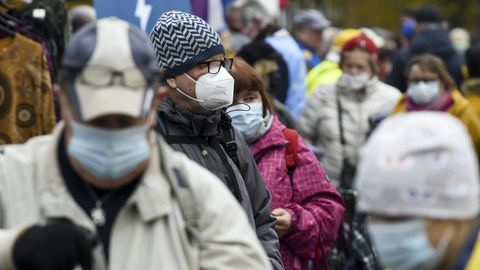 В Финляндии оппозиция требует ввести обязательное ношение масок