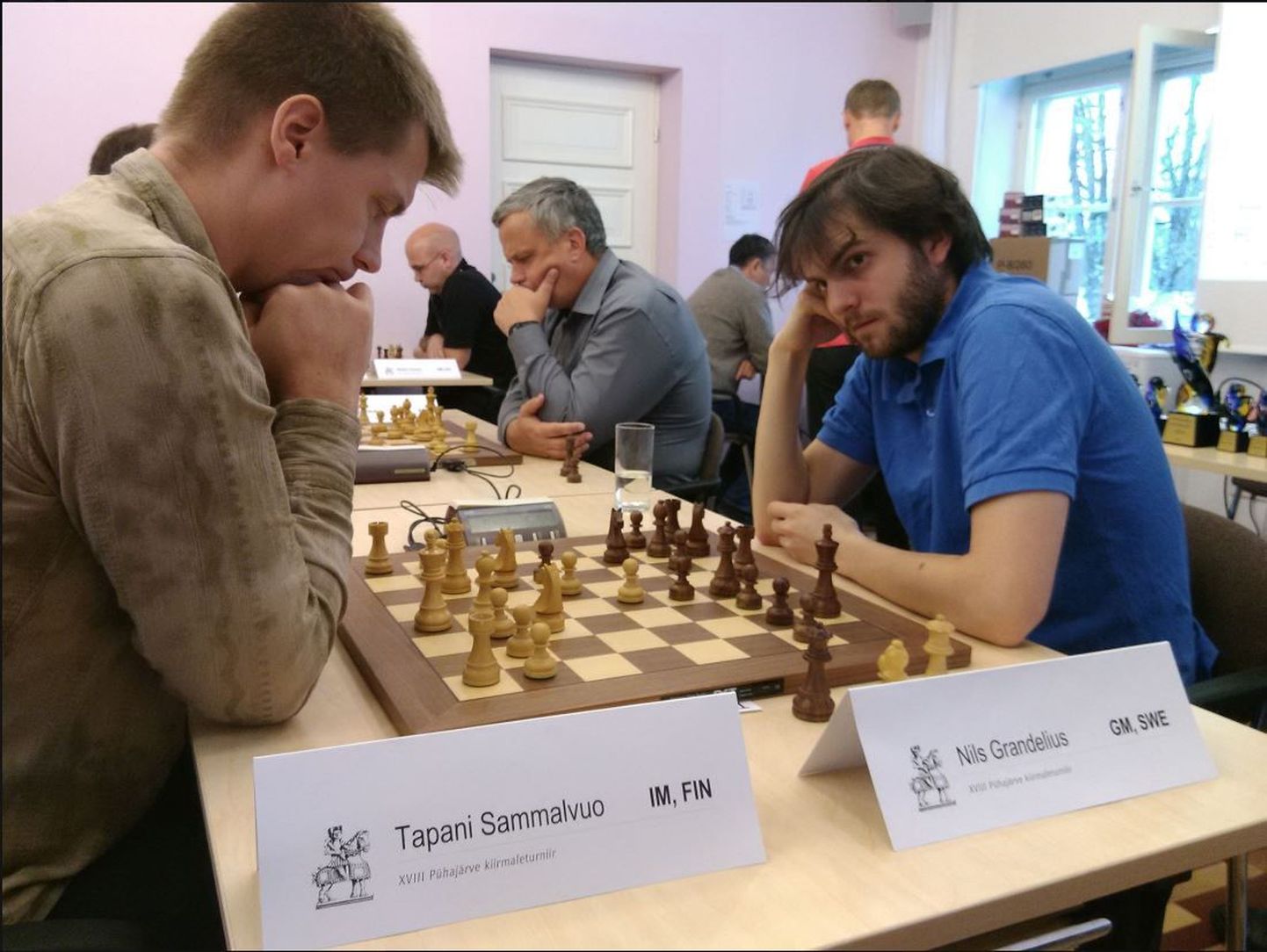 Turniiri võitis rootslane Nils Grandelius (paremal). Parim teise tugevusgrupi mängija oli Soome rahvusvaheline meister Tapani Sammalvuo (vasakul).