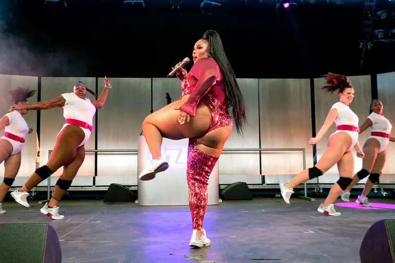 Lizzo uzstājas Koačelas festivālā