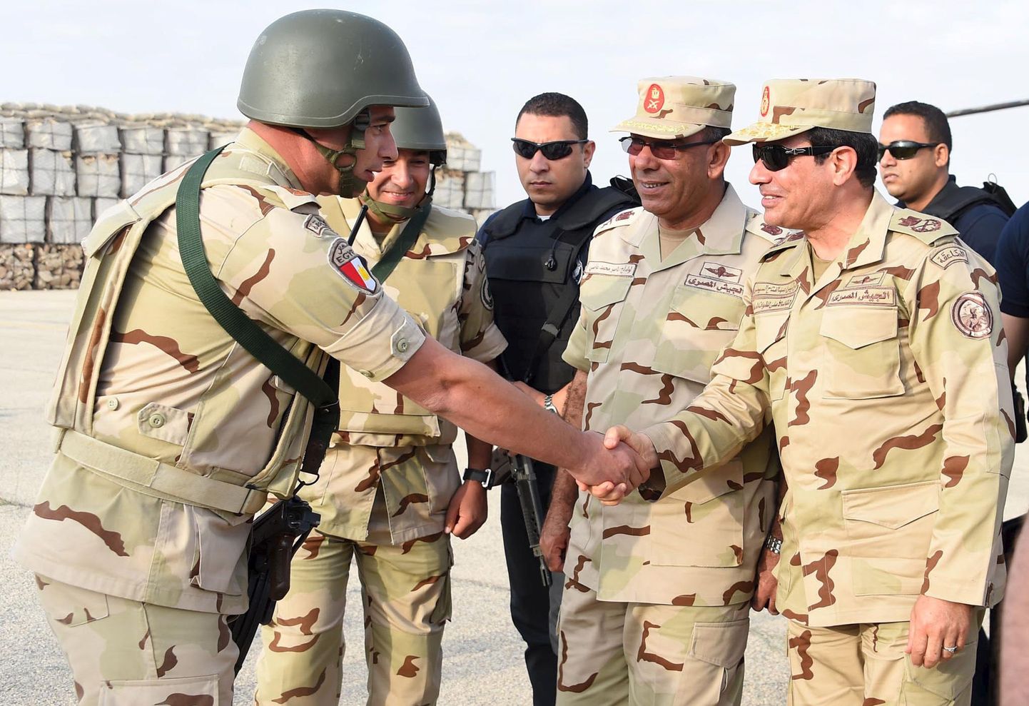 Egiptuse president Al-Sisi kätlemas kiivriga eriväelasega rahutul Siinai poolsaarel.