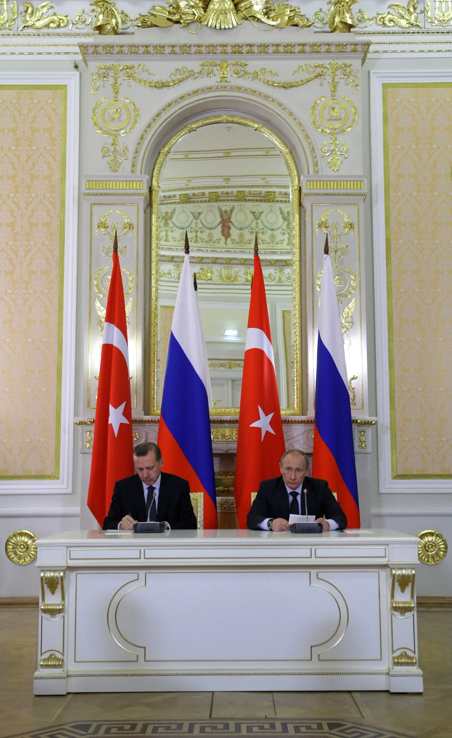 Vene peaminister Vladimir Putin (paremal) ja tema Türgi kolleeg Recep Tayyip Erdoğan pressikonverentsil.