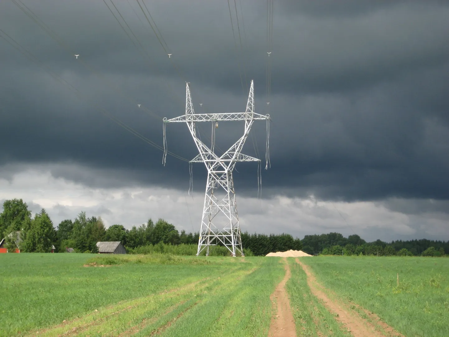 Elektrimast. Alates veebruarist kogutav tasu on energiafirmad ja konkurentsiameti kohtusse ajanud.