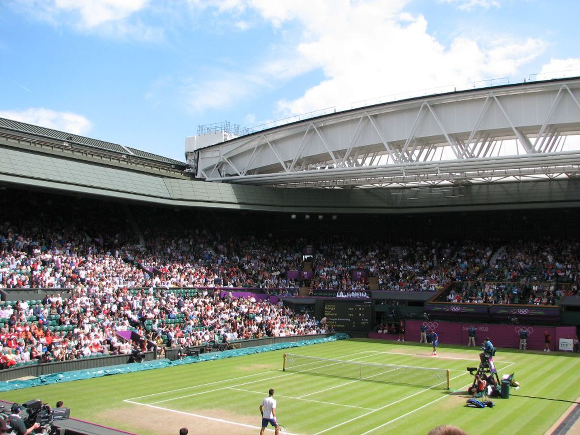 Ja sõitiski Wimbledoni peaareenil katus pealt ära.