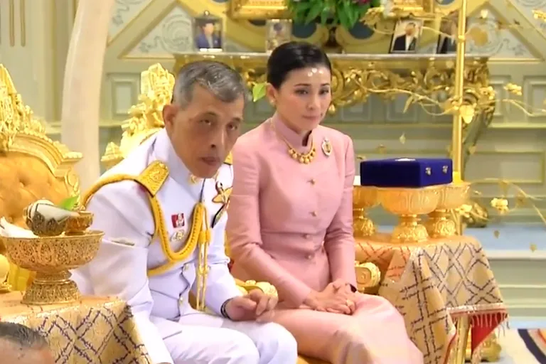 Tai kuningas Maha Vajiralongkorn abiellus kindral Suthida Tidjainiga
