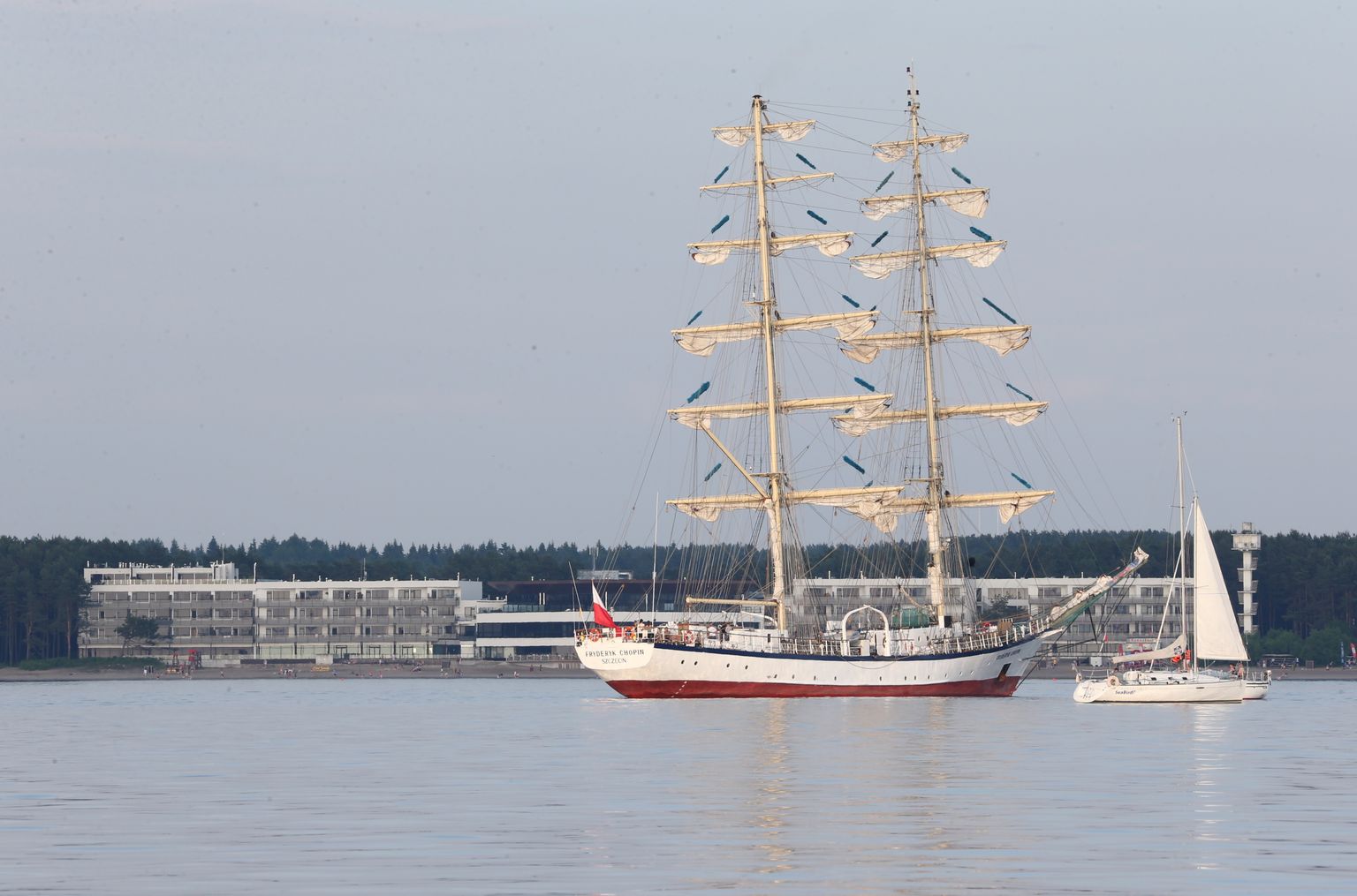 Üks pea kõigil viimase kümnendi Tall Ships Race üritusel osalenud õppepurjekatest on poolakate kahemastiline Fryderyk Chopin, mis külastas Tallinna ka 2013. aastal.