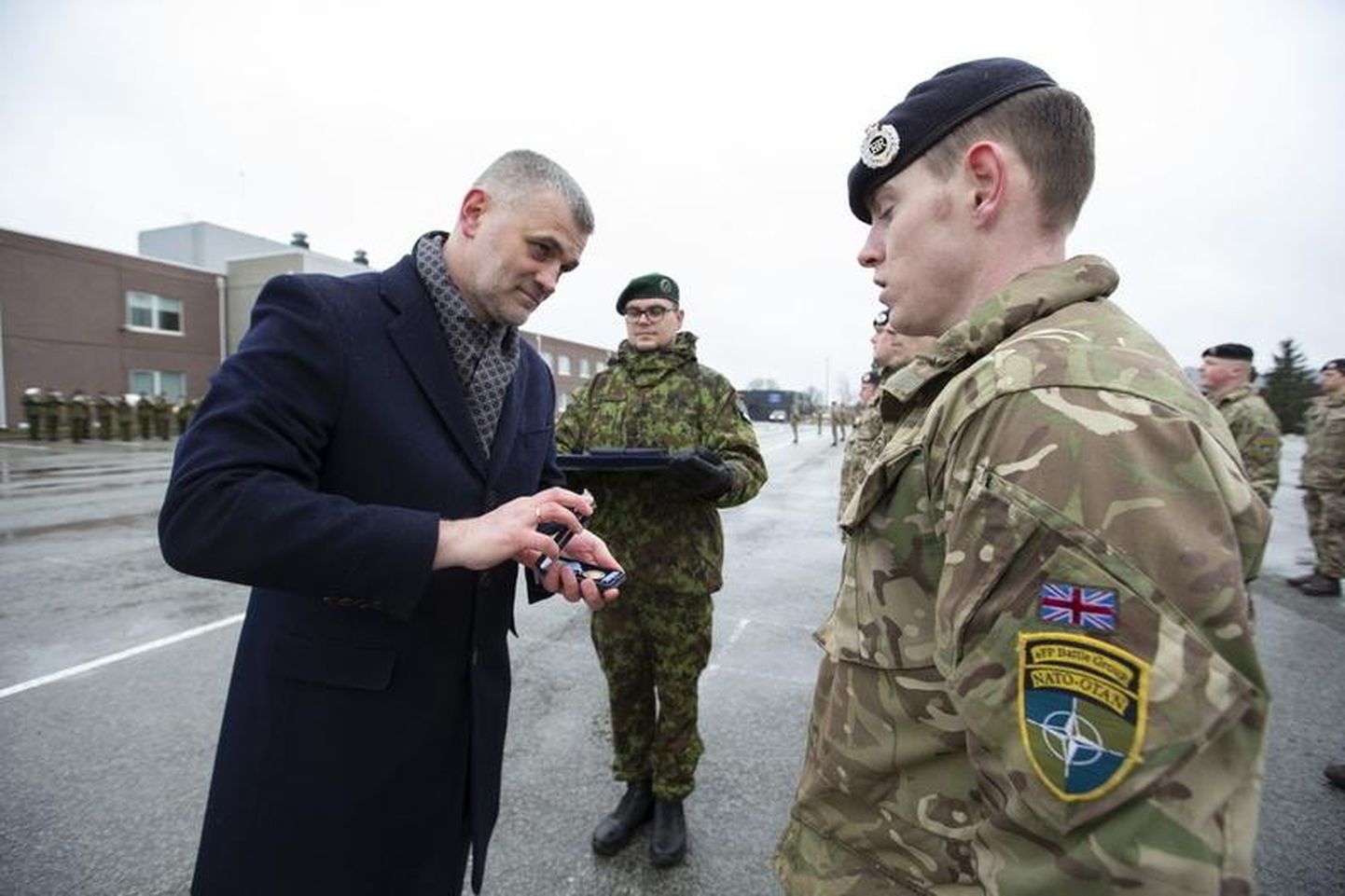 Kaitseministeeriumi kantsler Kristjan Prikk tänas medalitseremoonial Eestis teenivaid briti kontingendi liitlassõdureid.