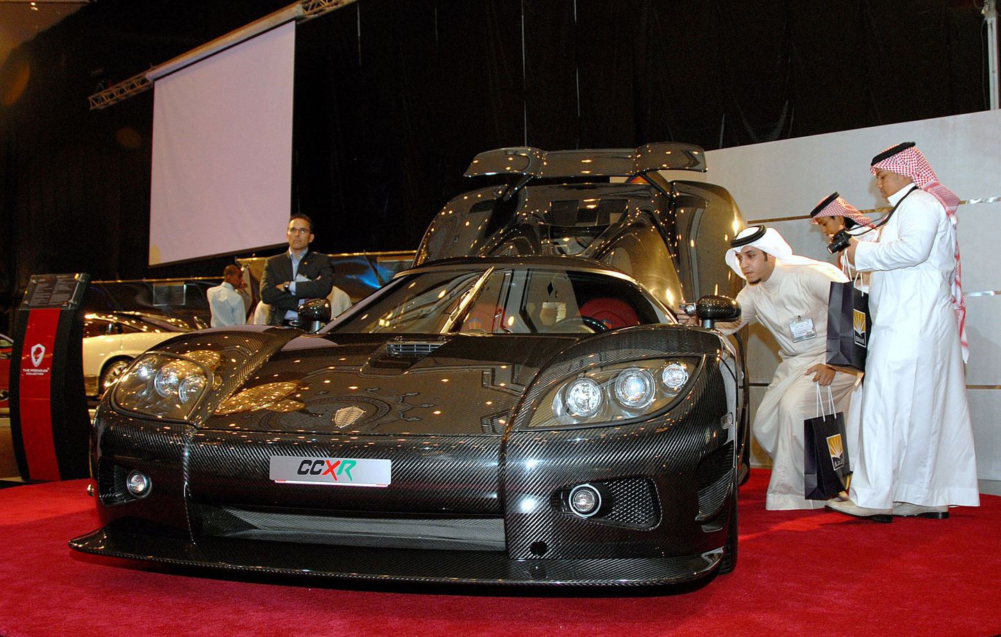 Saudi noored tutvumas sportautoga  Koenigsegg CCXR mullu oktoobris Jeddahis toimunud autonäitusel.