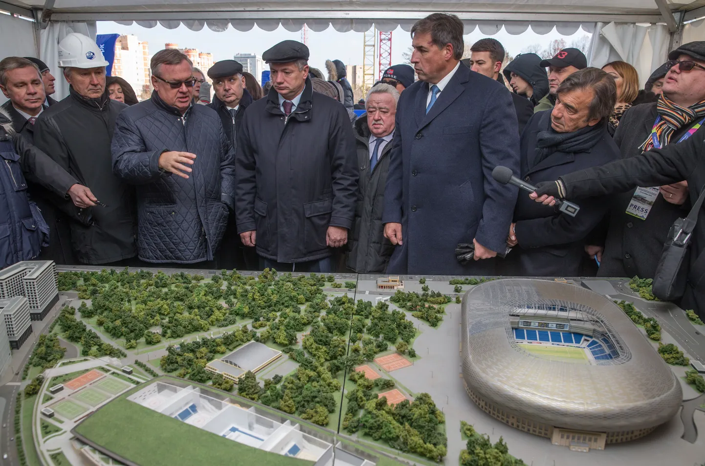 VTB panga president Andrei Kostin (vasakult kolmas) ja Moskva asemeer Marat Husnullin (vasakult neljas) ehituse alustamise tseremoonial märtsis.