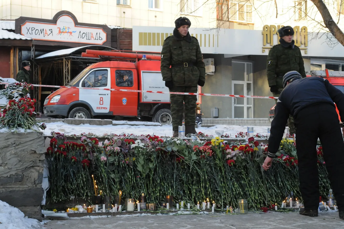 Küünlad ja lilled Lonkava Hobuse ööklubi ees Permis.