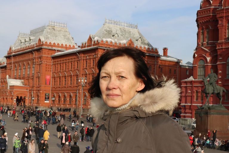 Anne Salak-Horina tänavu kevadel Moskvas Punase väljaku lähedal ajaloomuuseumi ees. Tema kunagine tulemus võib nüüd uuesti Eesti spordi ajalugu teha.