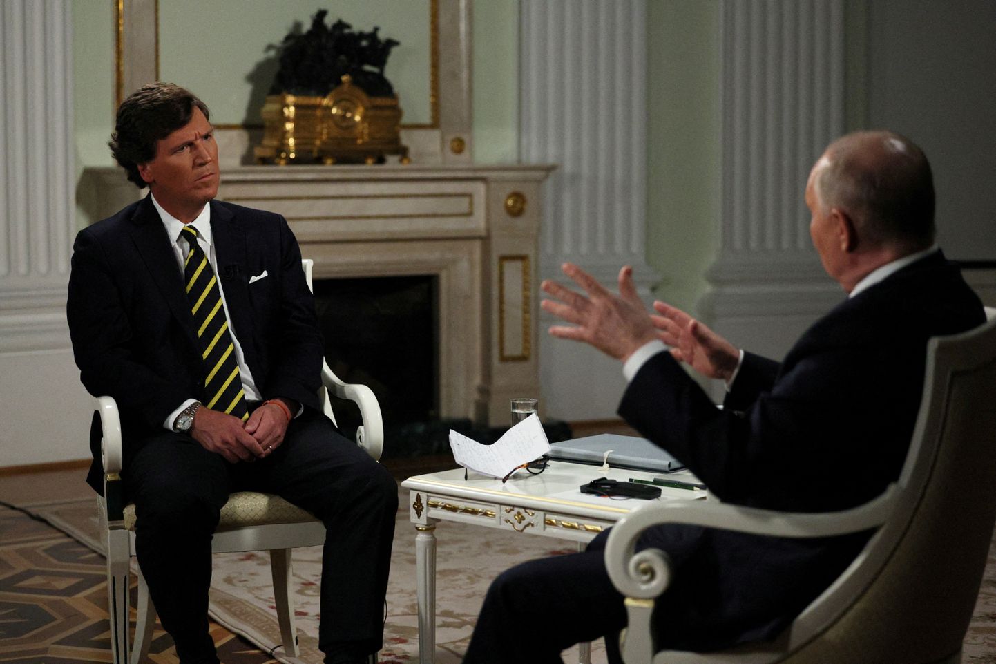 Venemaa president Vladimir Putin (paremal) annab intervjuud USA ajakirjanikule Tucker Carlsonile Moskvas 6. veebruaril 2024.