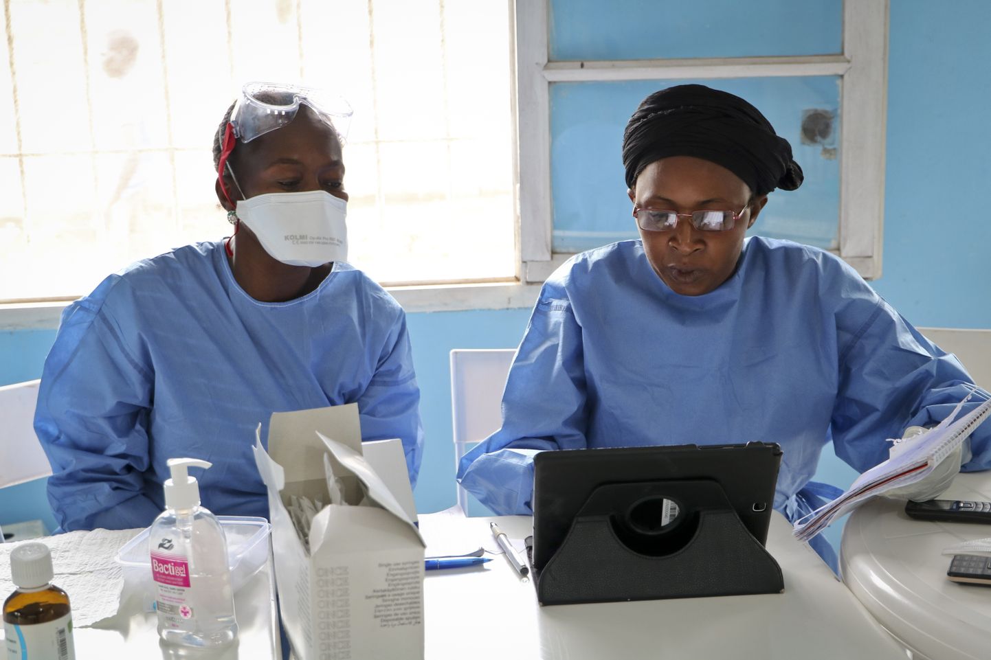 Kaks Maailma Terviseorganisatsiooni töötajad valmistuvad ebola vastu vaktsineerimiseks Kongo Demokraatlikus Vabariigis.