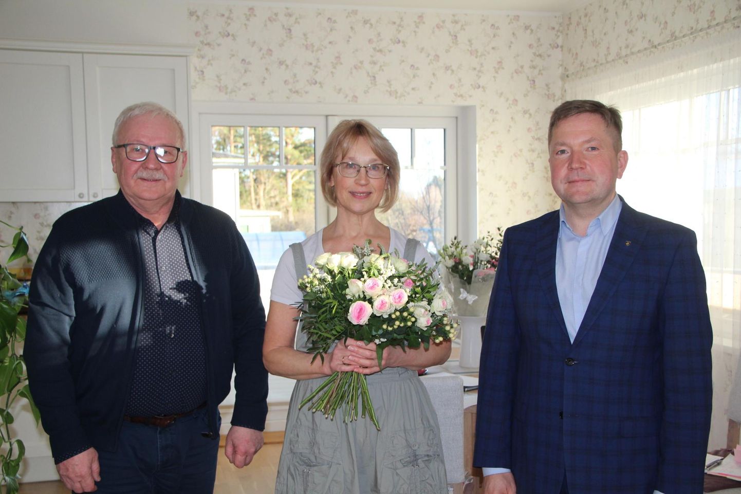 Eve Eljandit käisid õnnitlemas ka Otepää vallavanem Jaanus Barkala (paremal) ja kultuurispetsialist Valdur Sepp.