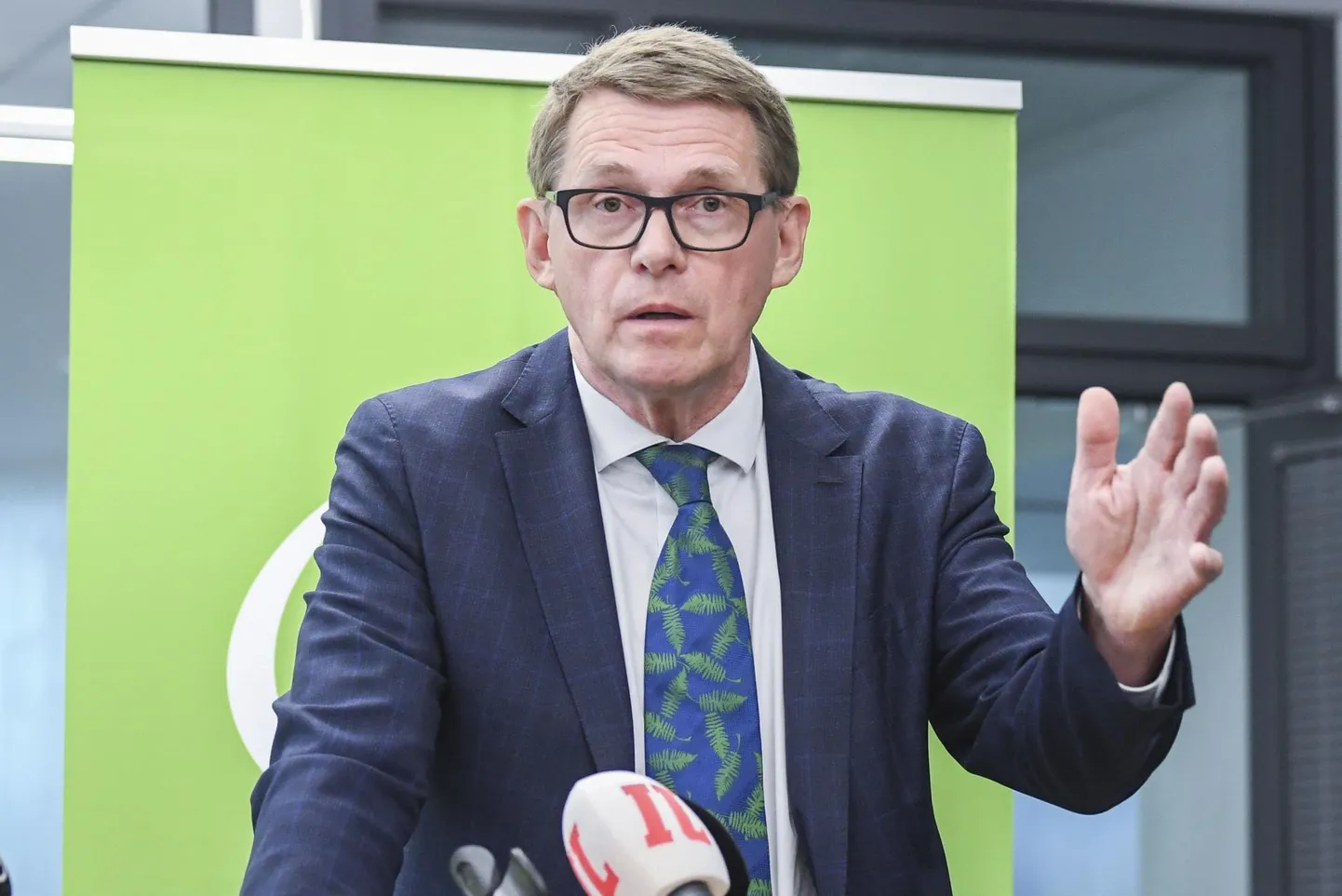 Soome rahandusministri Matti Vanhaneni kinnitusel pole praegu aeg mõelda kokkuhoiule ning võlakoorma kahandamisele, sest see kahandaks võrdsust ja sidusust Soome ühiskonnas. 