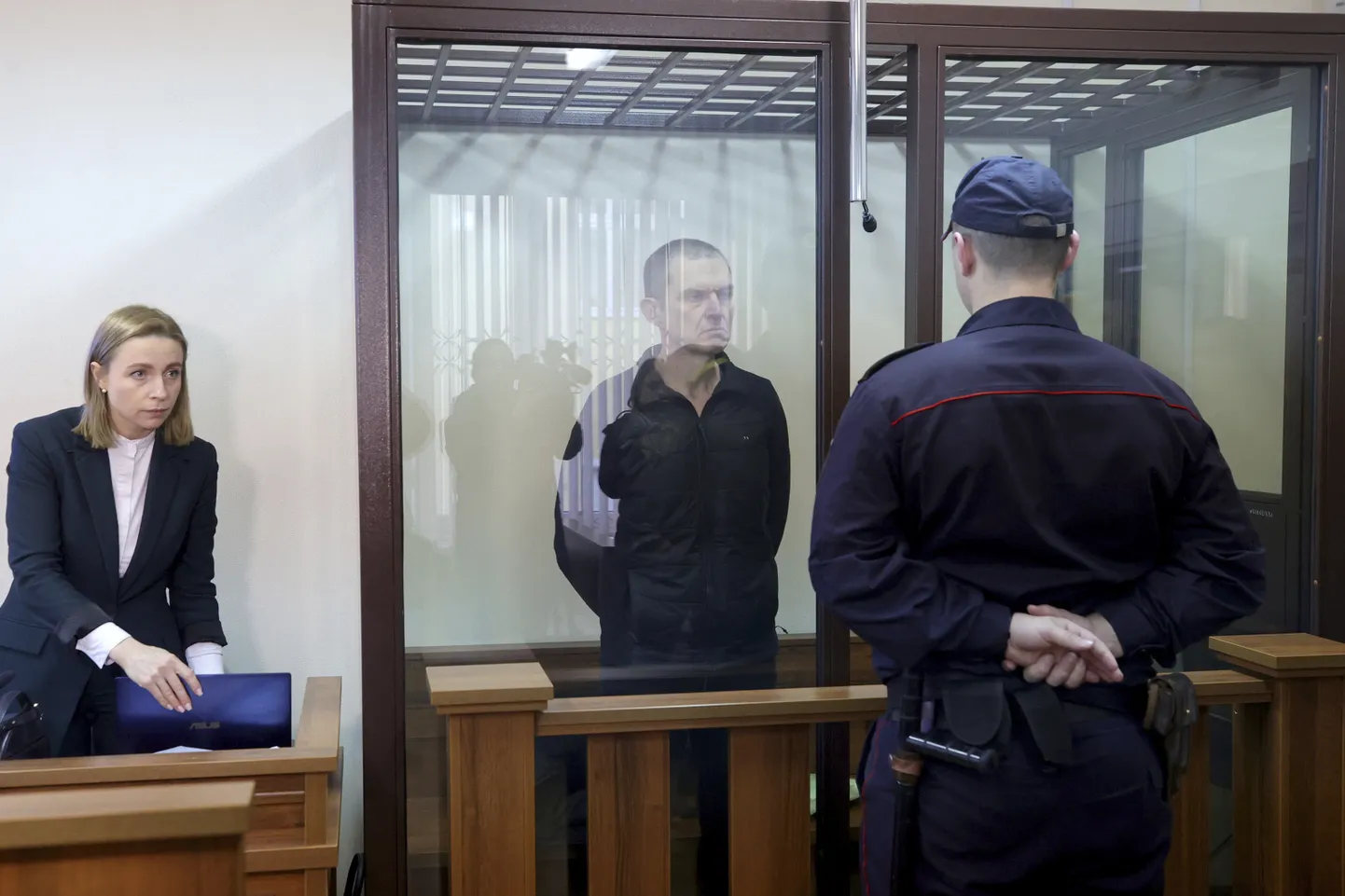 Ajakirjanik Andrzej Poczobut Valgevene kohtus.