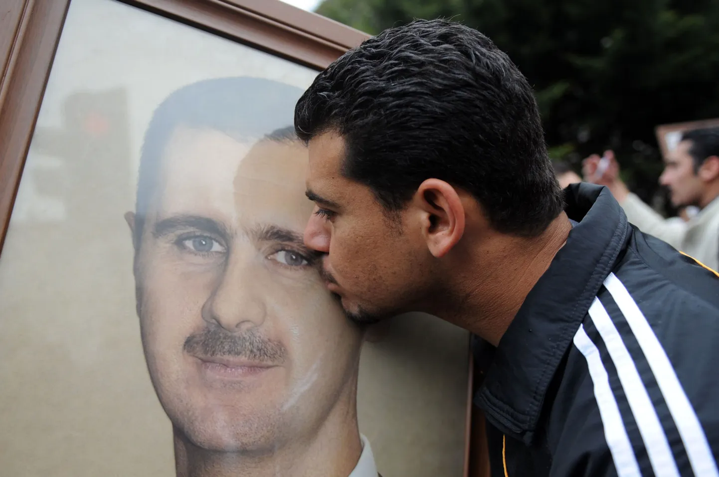 Assadi toetaja Süüria riigipead kujutavale pildile eelmisel kuul Istanbulis suud andmas