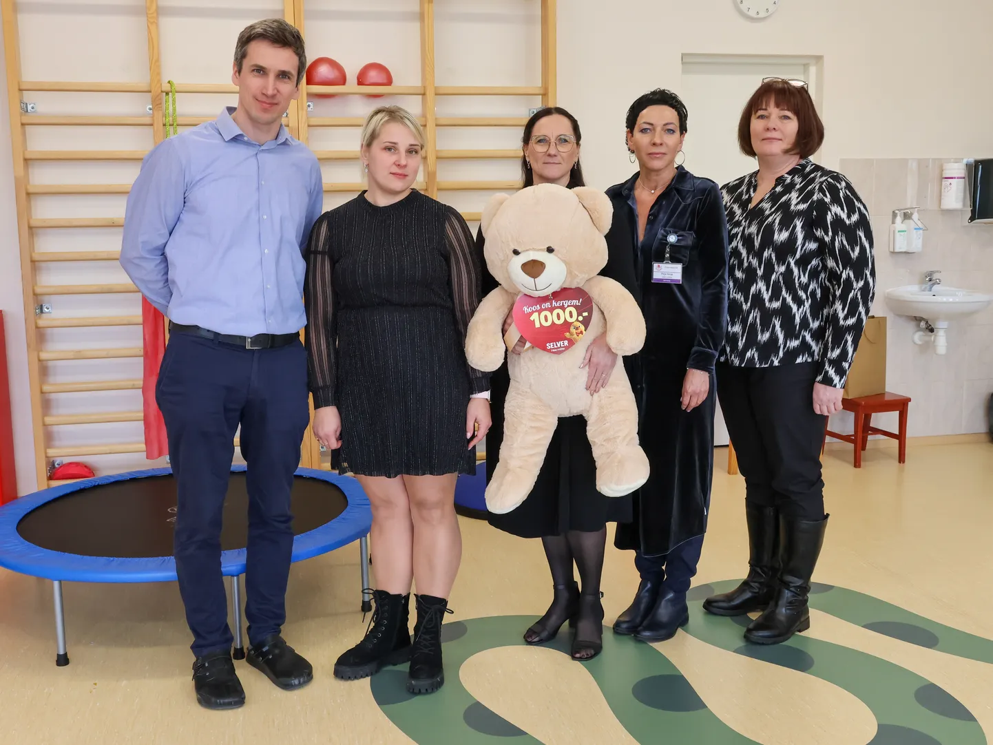 Annetuse üleandmisel osalesid Põlva haigla taastusravi osakonna juhataja Pärt Prommik (vasakult), Põlva Selveri juhataja asetäitja Kairi Serpov, Põlva haigla tööalase ja sotsiaalse rehabilitatsiooni osakonna juhataja Aet Olle, ravijuht dr Pirja Sarap ja Põlva Selveri juhataja Merike Arula.
