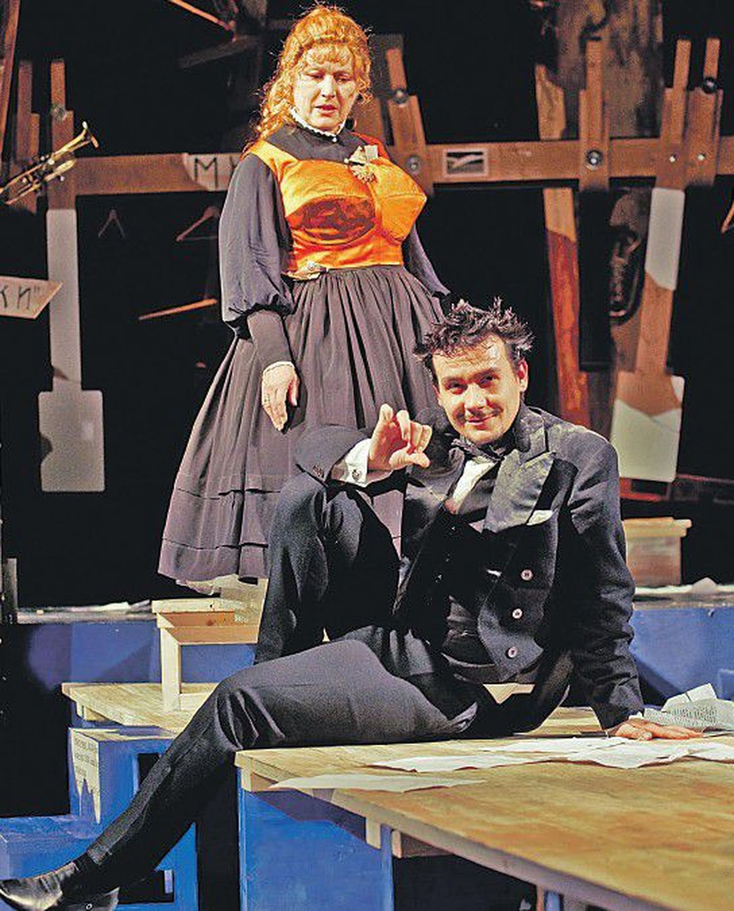 Гурмыжская (Лидия Головатая) и Карп (Андрей Зубков) в спектакле Русского театра «Лес».