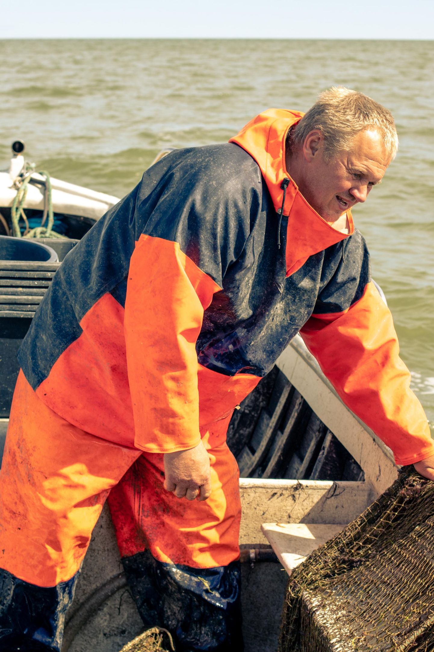 Muhu kandi kalur Kalle Kreis peab ühtlasi maakonna parima valikuga kalapoodi.