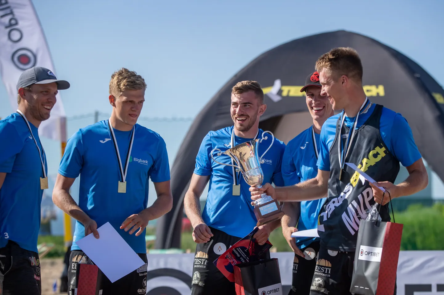Märt Tammearu (paremal) koos tiimikaaslaste Mihkel Tanila (vasakult), Stefan Kaibald, Hergo Hansman ja Siim Tammearu.