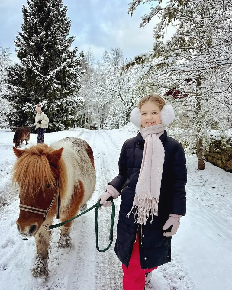 ILUS LAPSEPÕLV. Erikute lapselapsed naudivad loomapargis üleskasvamist - fotol kaheksas lapselaps Emilii-Mai koos poni Danceri pruudi Annabeliga.