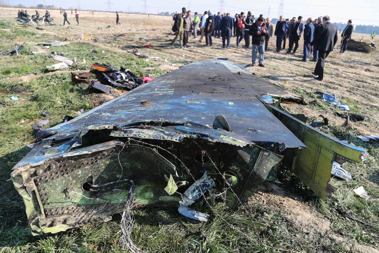 Iraani lennunduseksperdid Teherani lähedal alla kukkunud Ukraina reisilennuki tükke uurimas