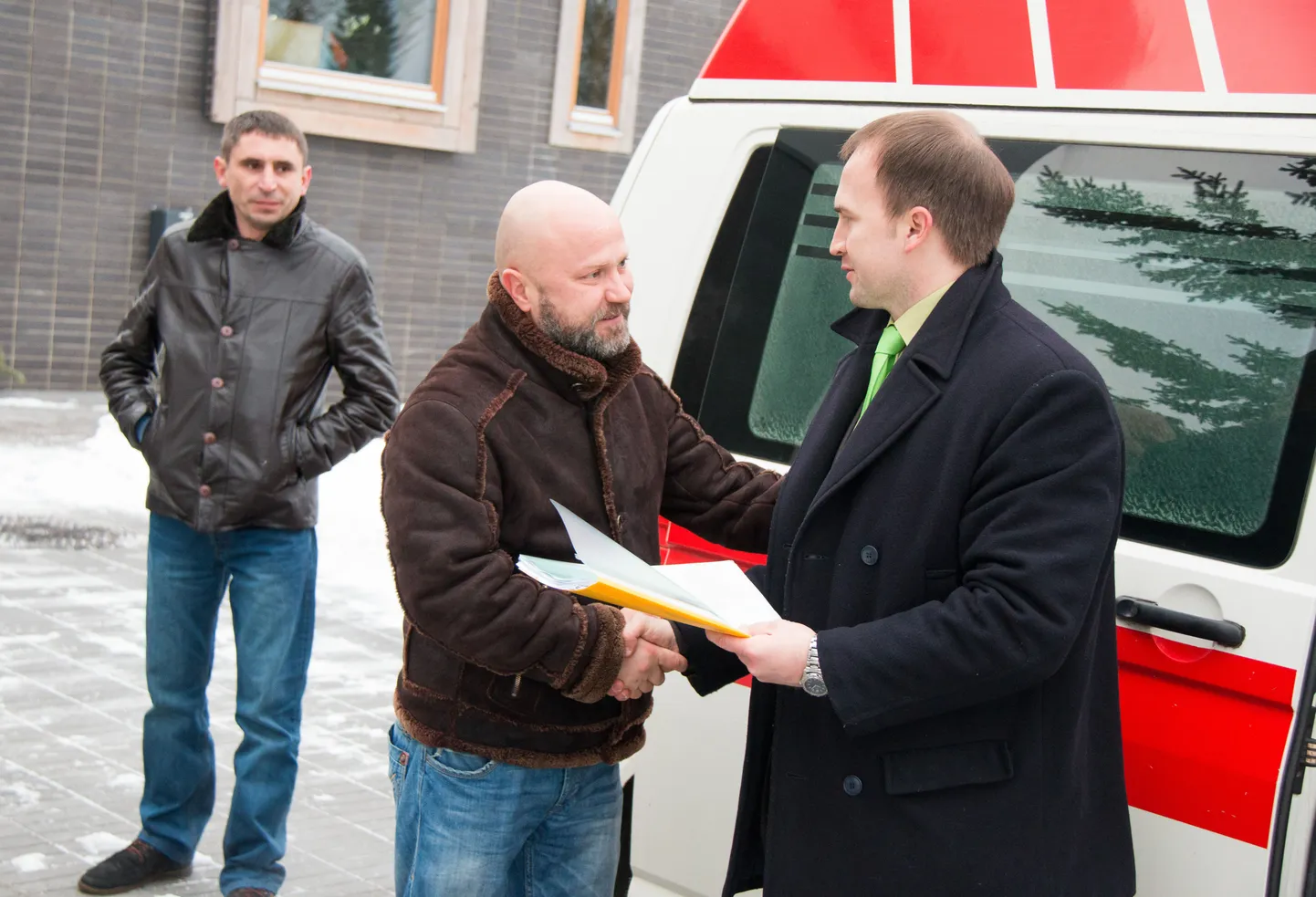 VIROLi tegevdirektor Sven Hõbemägi andis auto üle Võšgorodi linnavolikogu liikmele Bogdan Rudenokile.