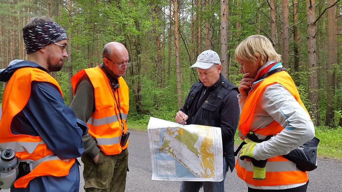 Narva-Jõesuus otsis OPEROG otsingugrupp metsa kadunud Niinat, kaardiga on Aare Rüütel. Paradoksaalne on, et kui otsingule olid kaasatud ka Vao pagulased, siis samal ajal toimus Tallinnas pagulastevastane meeleavaldus.