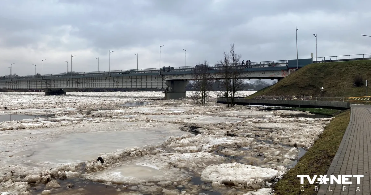 PLŪDI JĒKABPILĪ Ūdens līmenis Daugavā strauji krītas