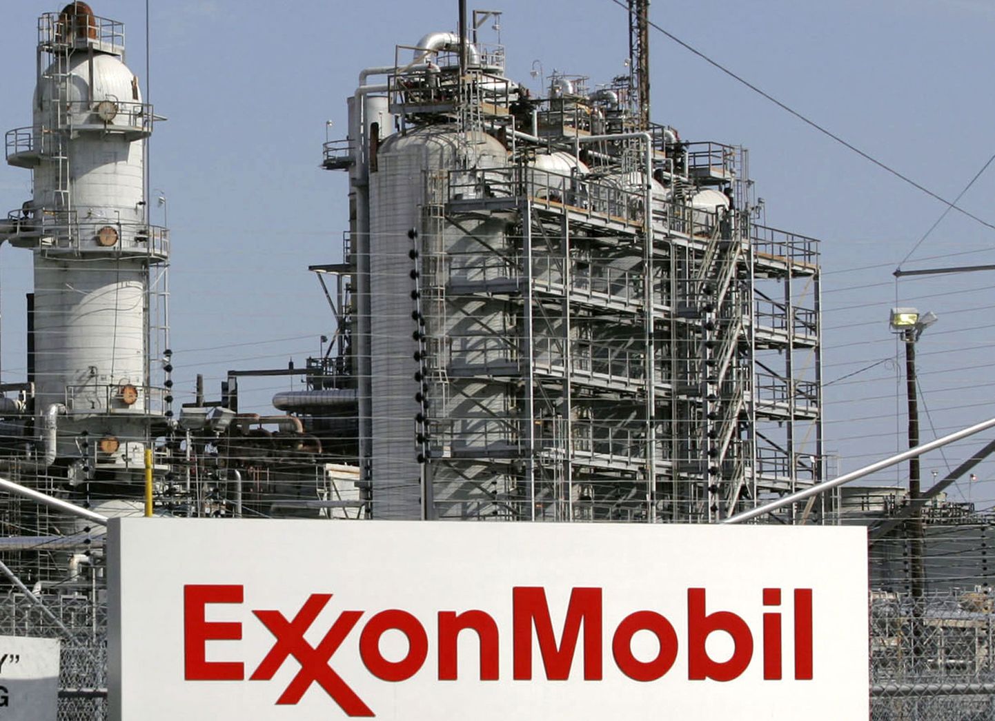 The Exxon Mobil refinery in Baytown, Texas is seen in this September 15, 2008 file photograph.  The world's largest publicly traded oil company's fourth-quarter profit narrowly beat Wall Street's expectations as rising crude oil prices offset falling margins for chemicals, engine lubricants and fuel as reported by the Irving, Texas-based company January 31, 2012. Picture taken September 15, 2008.   REUTERS/Jessica Rinaldi/Files    (UNITED STATES - Tags: ENERGY BUSINESS)