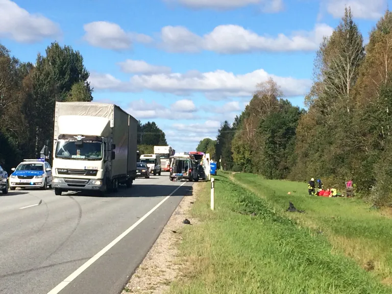 Halinga lähedal liiklusõnnetuses paiskus kraavi kaks sõiduautot.